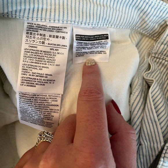 LEVI’s Women’s striped blue/white cuffed shorts size: 31 - Picture 6 of 7